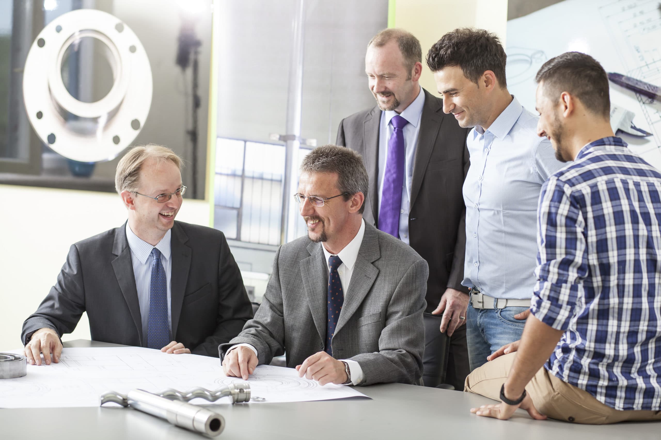 Mitarbeiter der Firma Betz-Chrom bei einer Besprechung