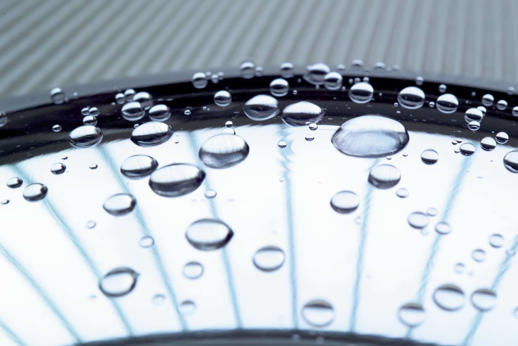 Hartchrom antiadhäsiv Wassertropfen auf hartverchromter Oberfläche zeigt antiadhäsive Eigenschaft bzw. Lotuseffekt von Hartchrom