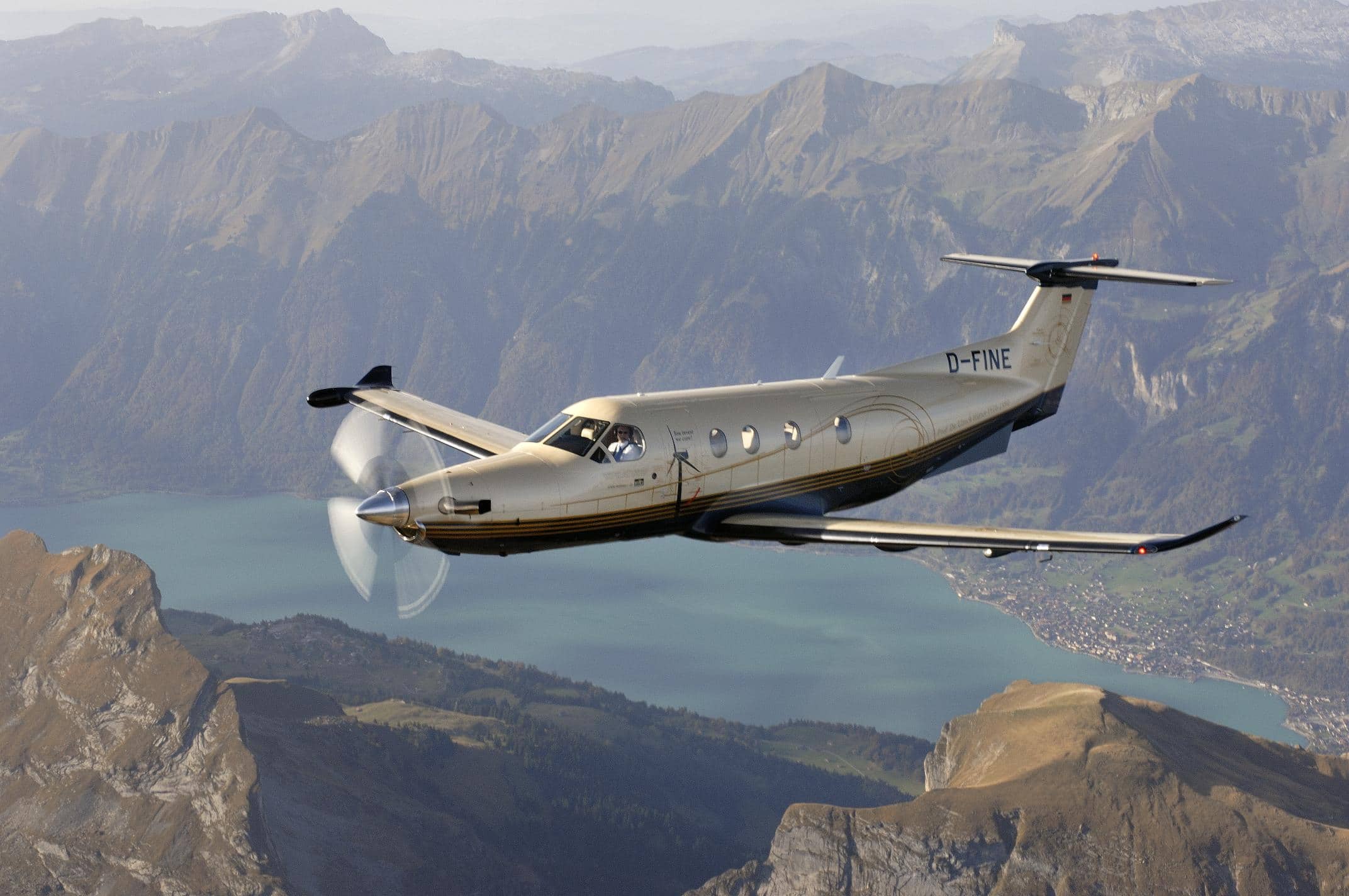 Flugzeug PC 12 überfliegt die Alpen